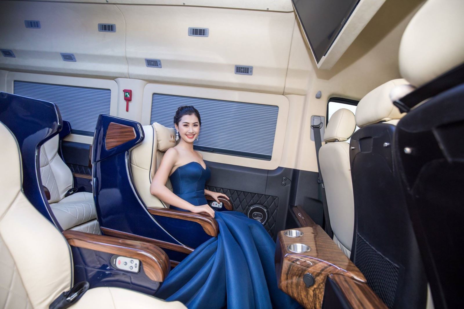 giá thuê xe limousine 9 chỗ