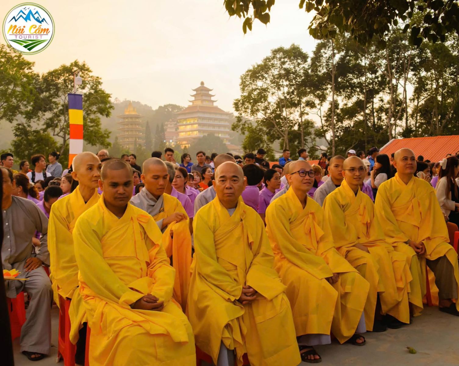 lễ hội thả hoa đăng thiên cấm