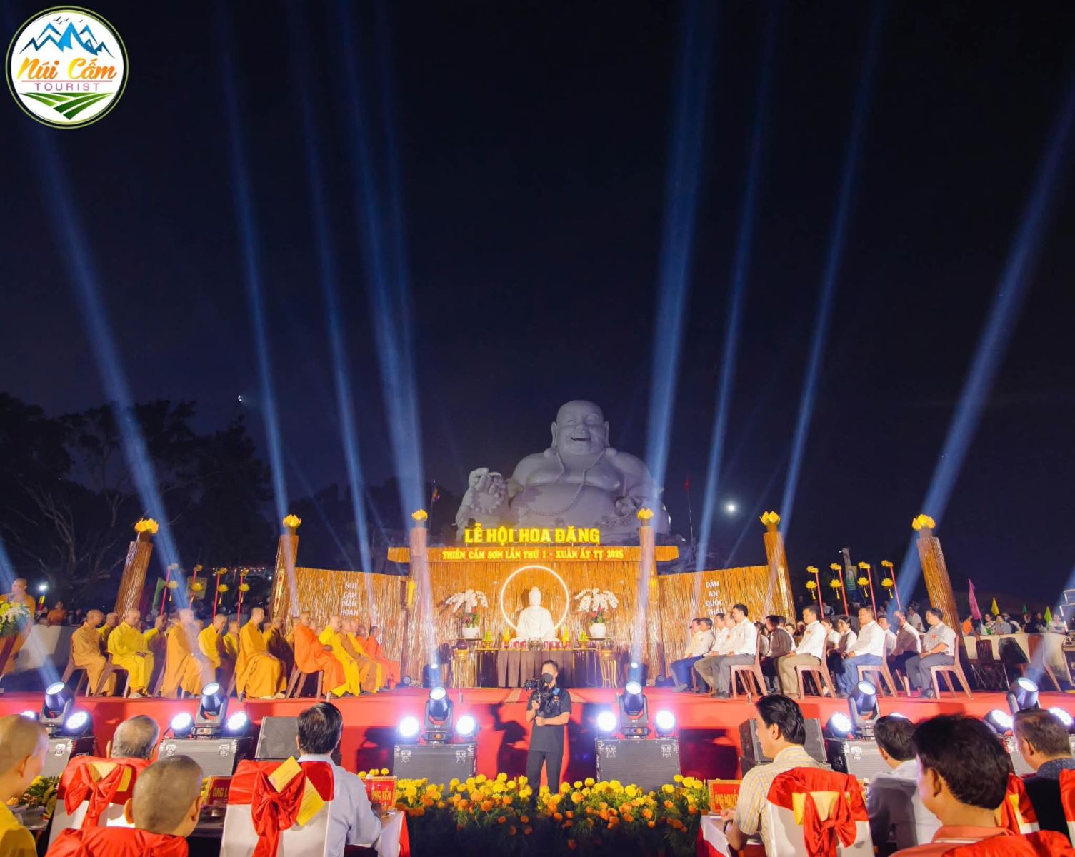 lễ hội thả hoa đăng thiên cấm